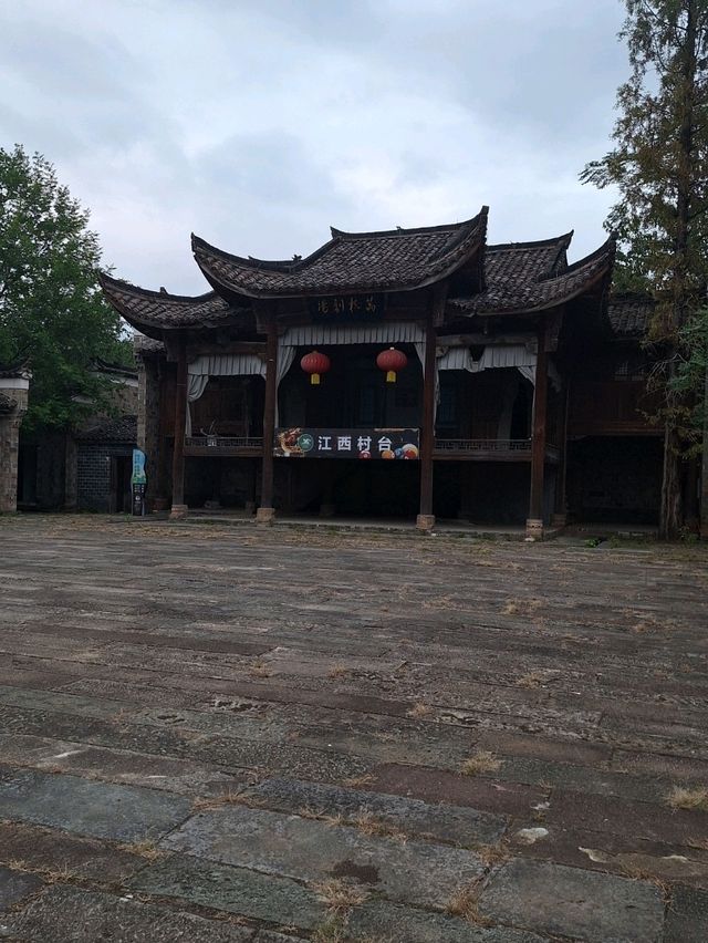Wanliuzhou Park, Yushan County – A Riverside Gem 🌿🏞️