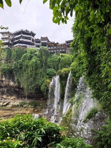 芙蓉鎮：中国の伝説が蘇る、滝の上に建つ魅惑の町 | Trip.com 永順