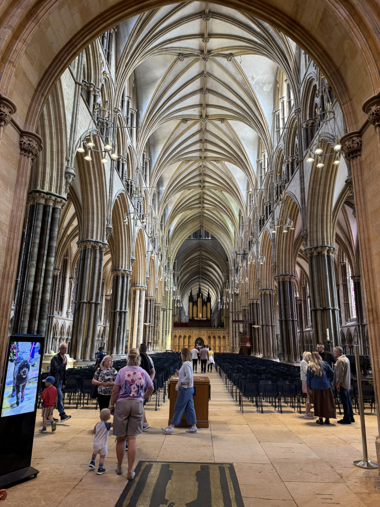 Dudu explores Lincoln Cathedral ⛪️🔔