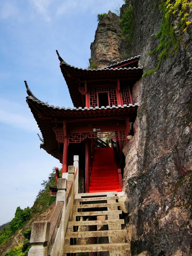 大慈岩寺：江南唯一的臨崖懸空而建的寺廟，被稱為“江南懸空寺”