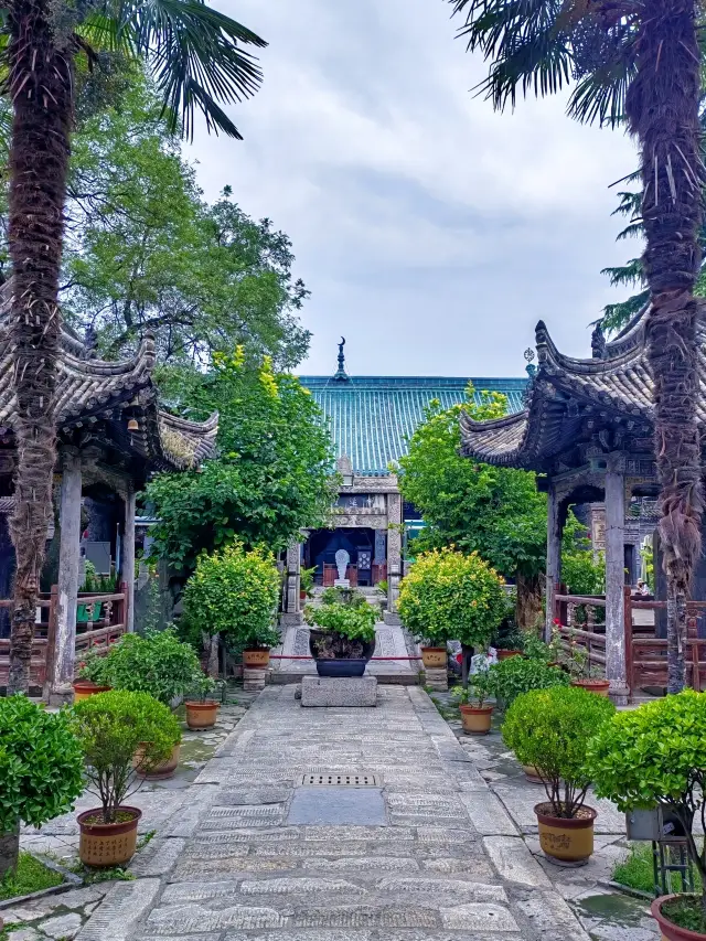 Tucked away in Xi'an's Muslim Quarter, the Great Learning Alley Mosque is a free attraction