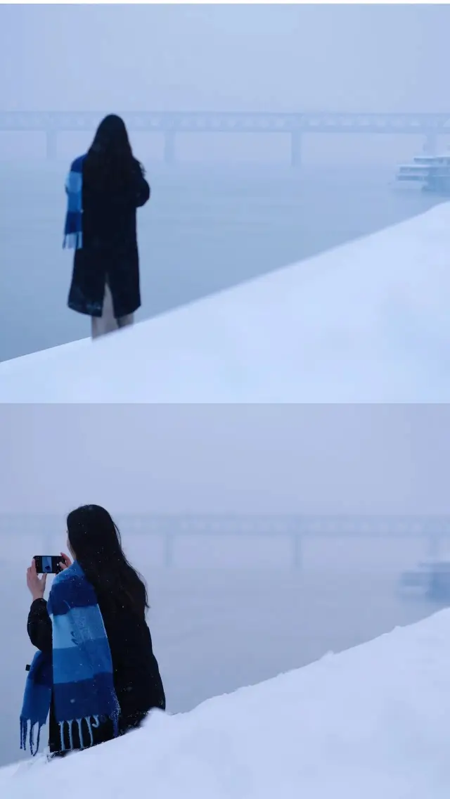 The post-snow blue hour under the Wuhan Yangtze River Bridge is so atmospheric