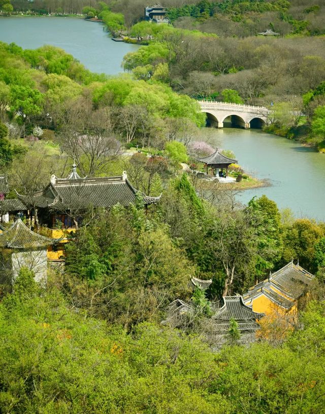 兩岸花柳全依水，一路樓臺直到山