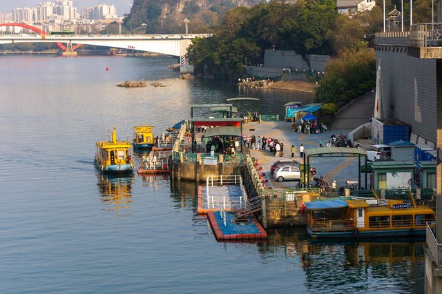 柳州絕對是性價比高的旅遊城市！可愛的公交船每天都很忙碌