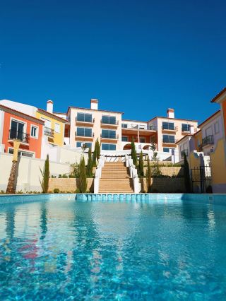 🌊🏨 Unwind in Portugal's Pristine Praia d'El Rey 🏌️‍♂️✨