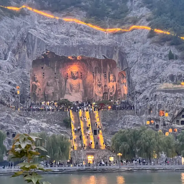 Longmen Grottoes: A breathtaking artistic treasure that inspires reflection. 