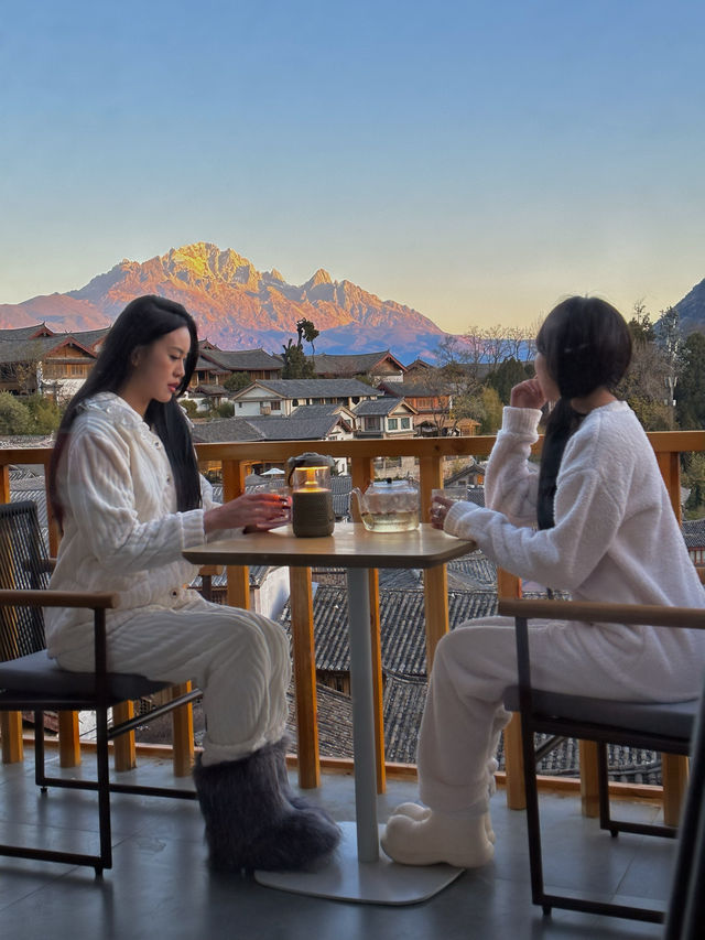這家民宿居然可以看到日照金山，太美了吧！。