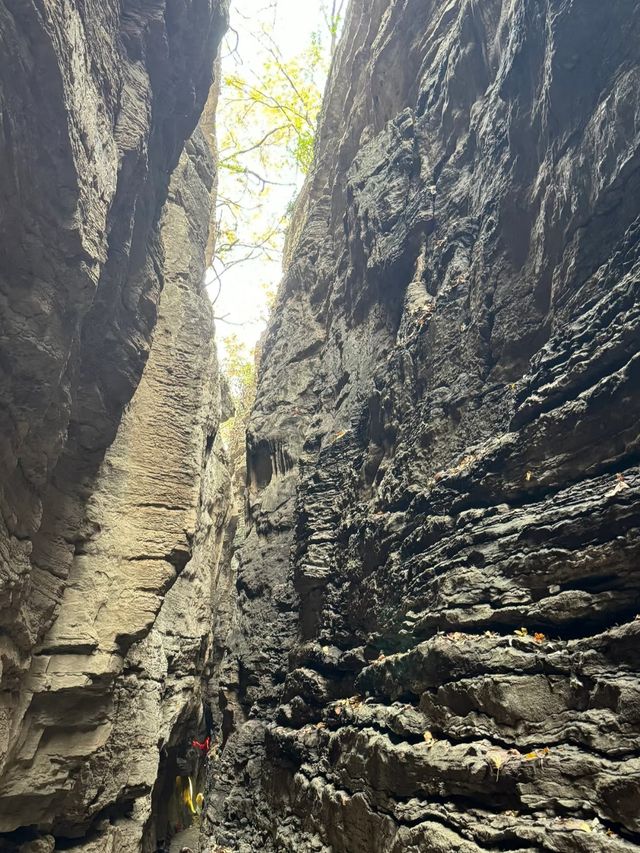 在熊耳山我看到了350多年前的地震遺跡。