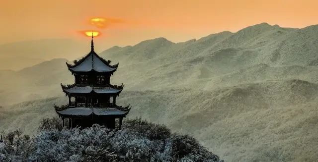 Hanzhong Longtou Mountain: A fairyland in the Qinba Mountains, with stunning peaks