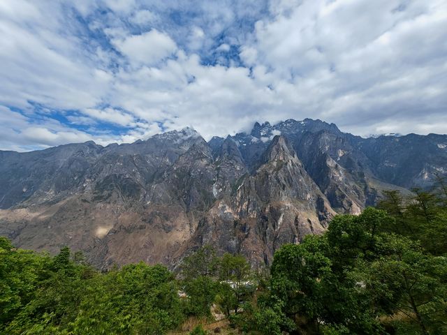 雲端踏浪 | 虎跳峽高路徒穿越時空的驚鴻之旅