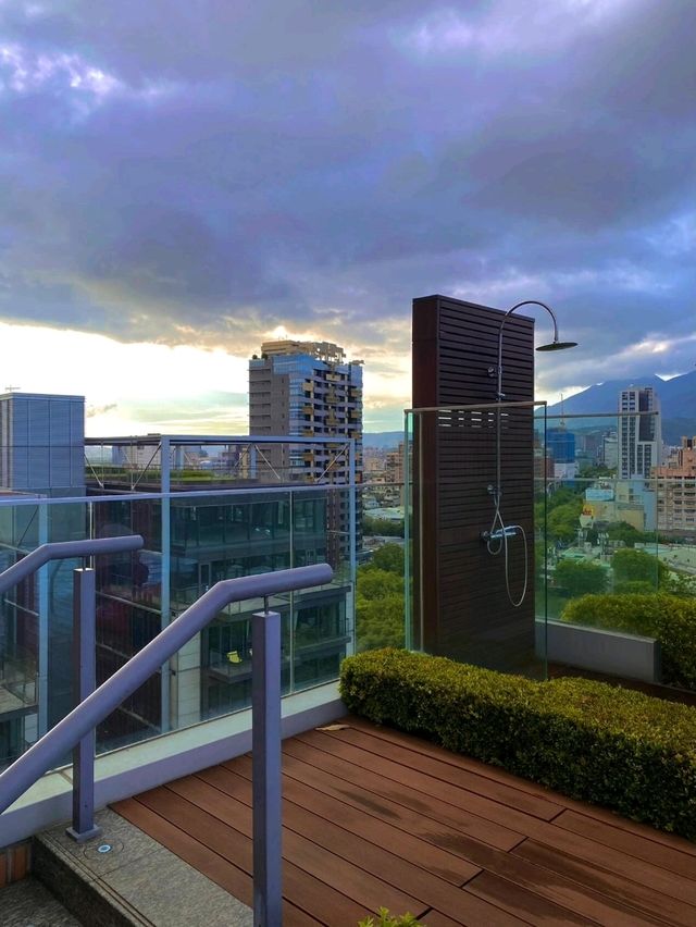 台北士林秘境！萬麗酒店無邊際山景泳池，把陽明山綠意泡進水裡