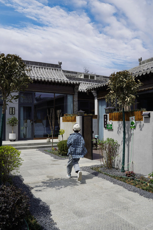 超適合帶小朋友玩耍嘅露天私家溫泉小院