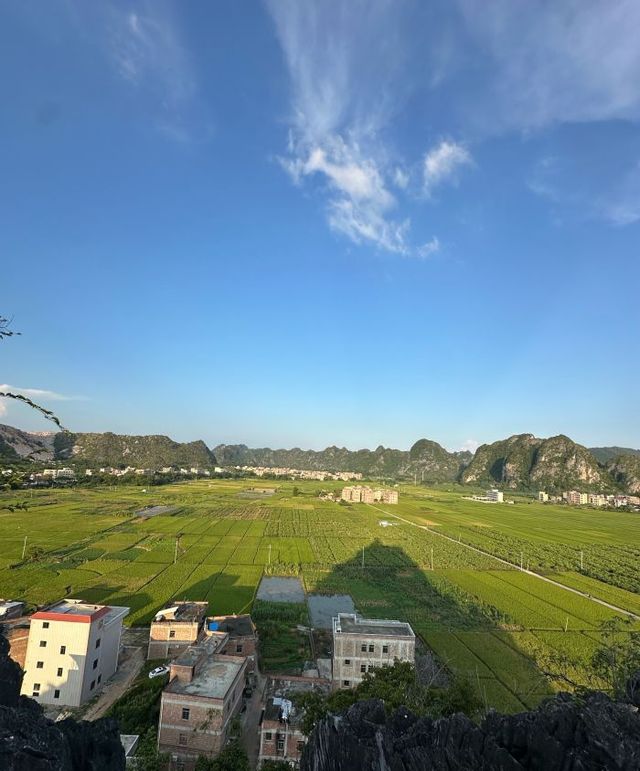 遠山晴空如畫境