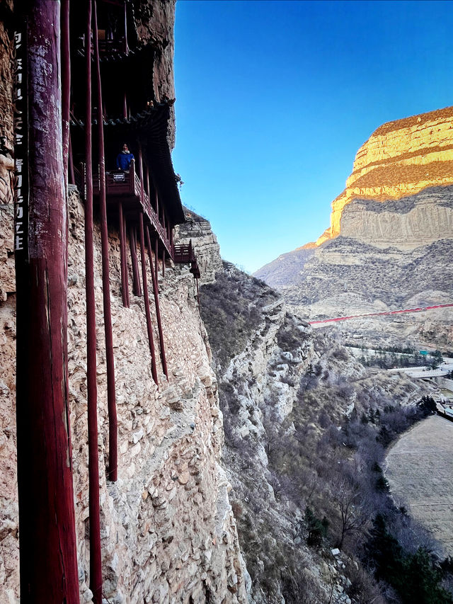 一座被懸掛在懸崖峭壁上的古寺 一座被懸掛在懸崖峭壁上的古寺