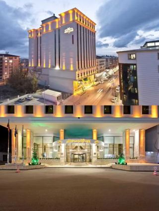 Located in the heart of Fancheng, boasting panoramic city views