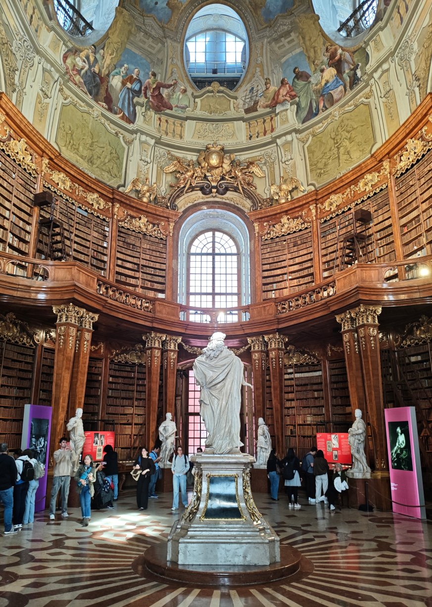 ウィーンの圧巻のバロック様式図書館。 | Trip.com ウィーン