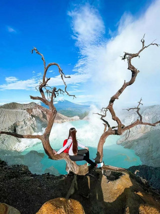 Night hike at Ijen, encounter the earth’s unique eerie blue flame
