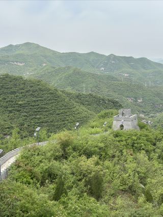 The Guguan Great Wall is located in Xinguancun Village, Pingding County, Yangquan City, Shanxi Province, on the western side of the Taihang Mountains. It stretches 20 kilometers from Niangziguan Jiayugou in the north to the entrance of Baihuicun Village in the south.
