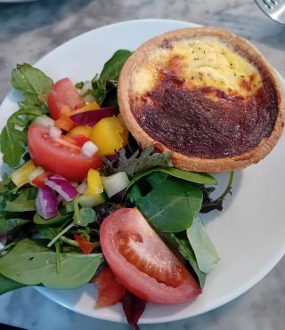 Lovely Destination with Scenic Gardens and Delightful Dining Options