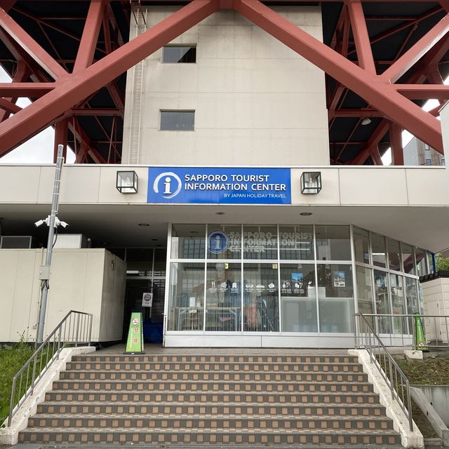 北海道「さっぽろテレビ塔」は下から眺めると迫力大