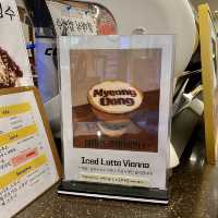 ソウル「明洞コーヒーハウス」のアイスラテが可愛い&生クリームとコーヒーの苦みが最高に美味しい