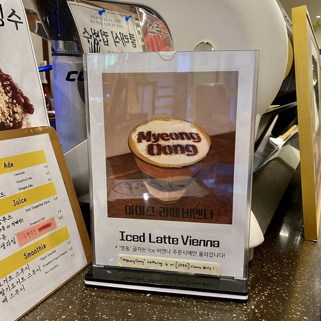ソウル「明洞コーヒーハウス」のアイスラテが可愛い&生クリームとコーヒーの苦みが最高に美味しい