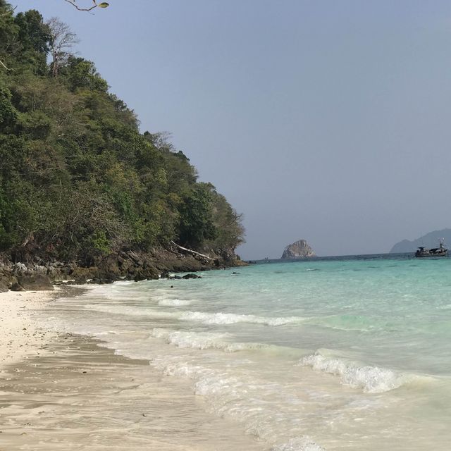 The island hopping at Victoria cliff resort 