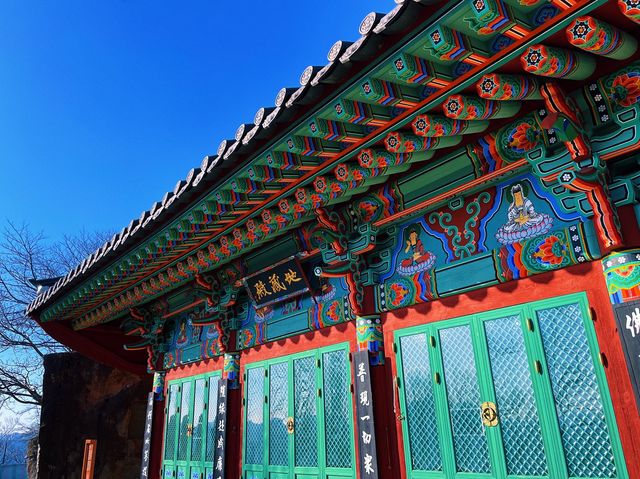 높은 암벽에 조각되어있는 사찰⛰️