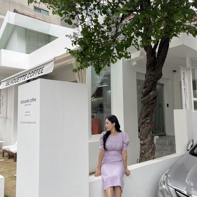 라벤더 나무뷰가 있는 실루엣 커피