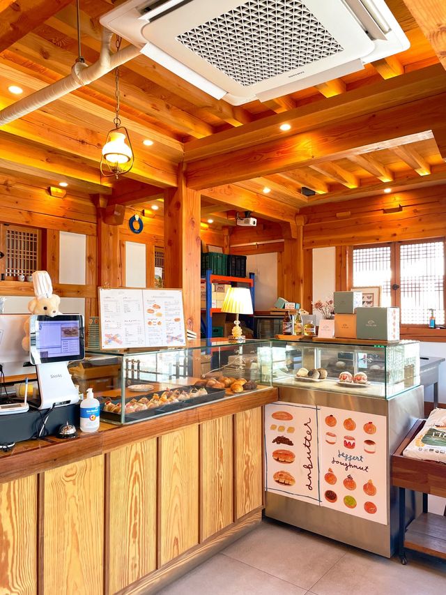 경주 한옥뷰+대릉원뷰를 함깨 볼 수 있는 도넛맛집 빠뜰리에 소개해요!