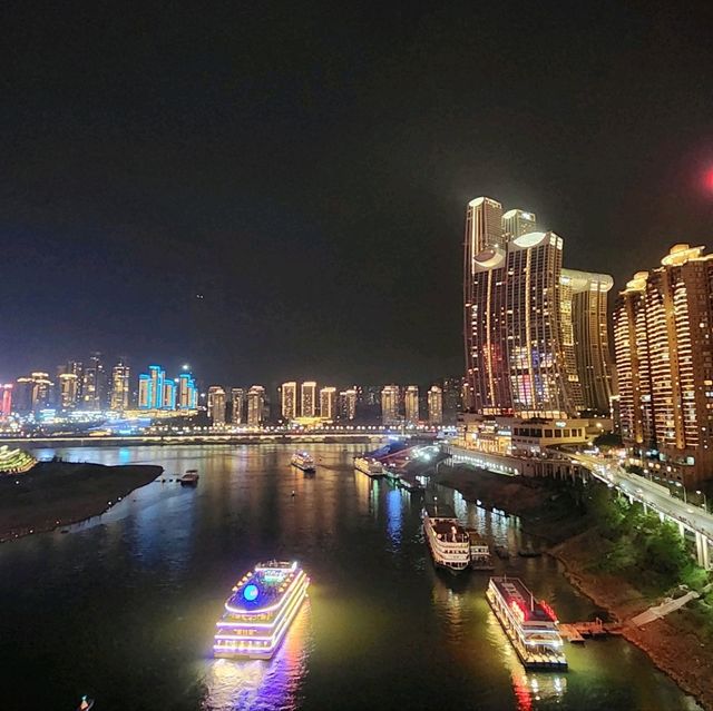 嘉陵江大橋上看洪崖洞