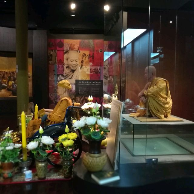 วัดบ้านไร่ (วัดหลวงพ่อคูณ) ชมอาคารปะติมากรรมช้าง