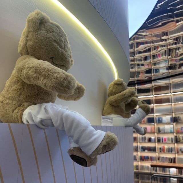Stunning Yushin Bookstore in Shenzhen 📙
