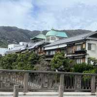 昭和の建物が温泉宿に！川沿いに建つ伝統宿