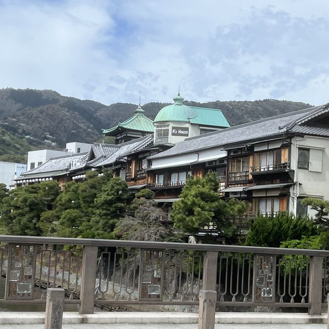 昭和の建物が温泉宿に！川沿いに建つ伝統宿