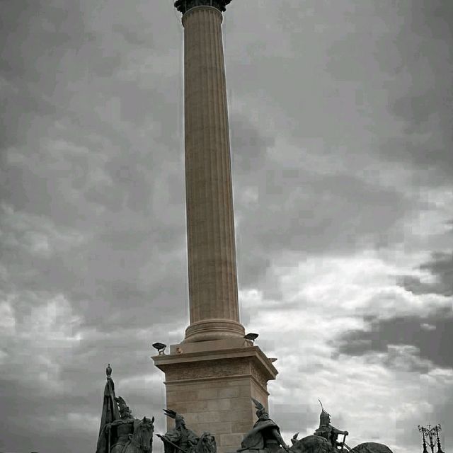 heroes plaza in Budapest(Plaza de los Heroes)