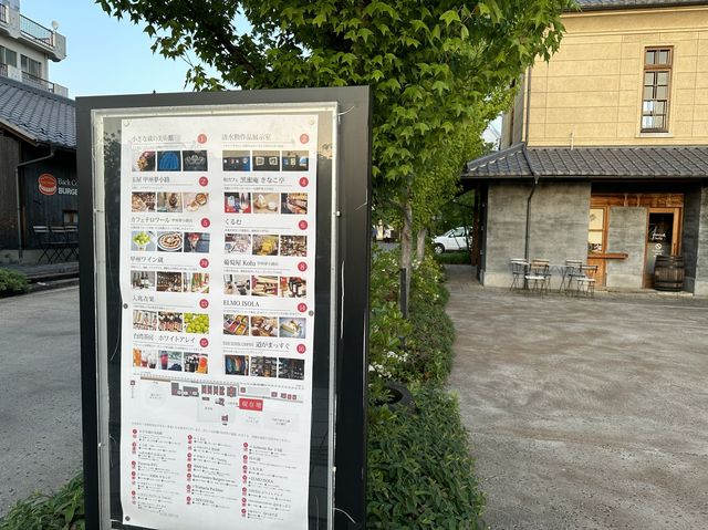 山梨・甲府。甲府駅前のレトロな雰囲気のモール『甲府夢小路』と『時の鐘』奥には『小さな蔵の美術館』あります。
