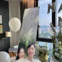 서울의 랜드마크 롯데타워 인근 호수가 보이는 호텔