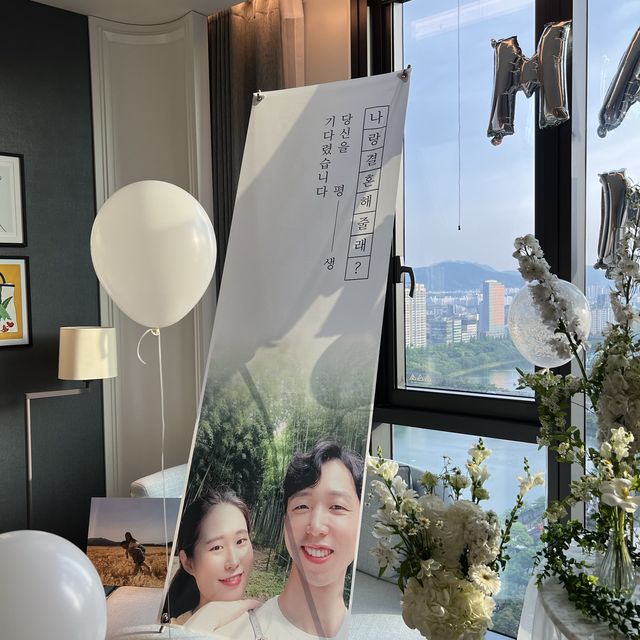 서울의 랜드마크 롯데타워 인근 호수가 보이는 호텔