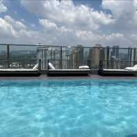 極致壯麗景觀！吉隆坡希爾頓酒店的絕佳體驗 🌇🏨🏊‍♀️ 
