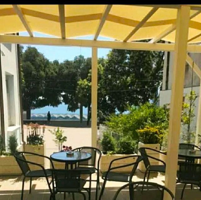 A LOVELY BLUE HOTEL NEAR THE BEACH!