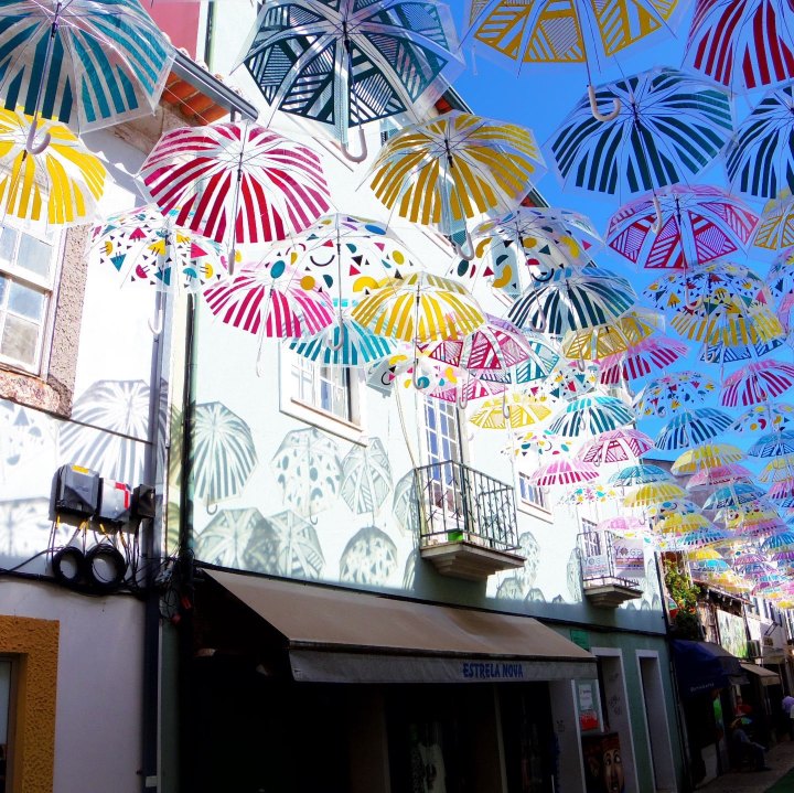 カラフルで壮観なポルトガルの傘祭り「Umbrella Sky Project」は一見の