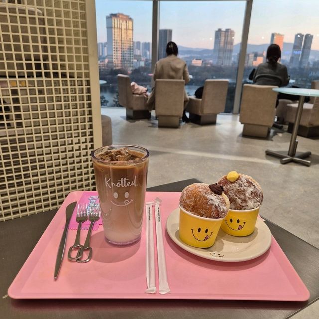 Knotted Cafe With A View