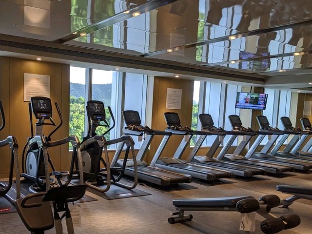 交通便利、三鐵共構的南港商旅：六福萬怡酒店