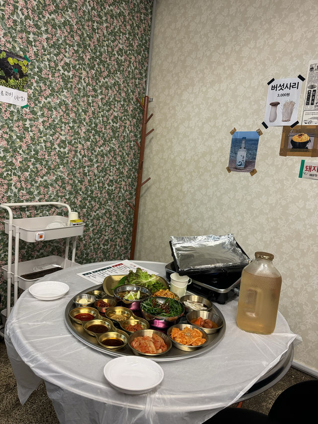 레트로한 감성과 맛까지 겸비한 냉동삼겹살 맛집 ✨