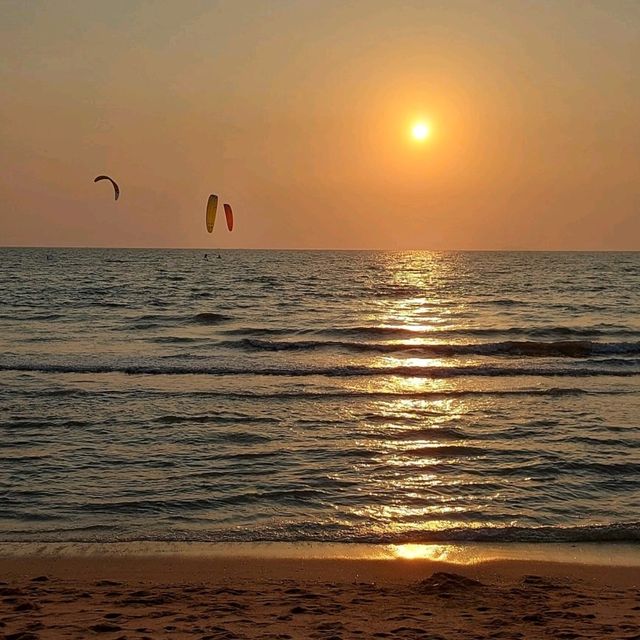 พระอาทิตย์ตก ริมหาดพัทยา