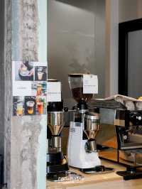 จิบกาแฟริมคลอง พร้อมชมวิวภูเขาทอง
