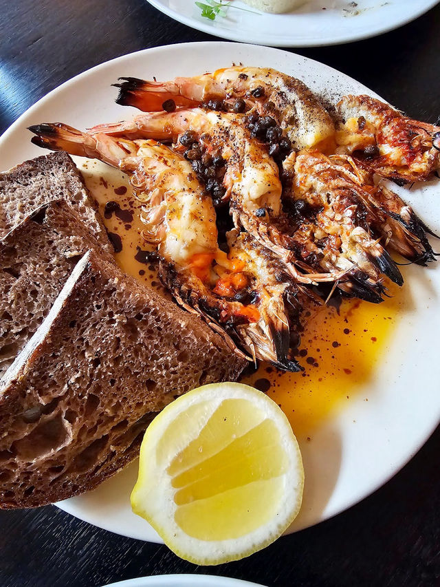 Trendy Restaurant executing eclectic dishes !