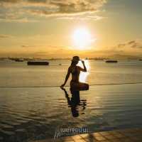 สระว่ายน้ำสวย วิวปัง ที่ Novotel ศรีราชา