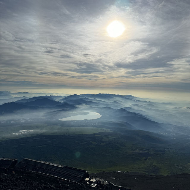 在富士山看日出 克服挑戰的美好時刻🌅